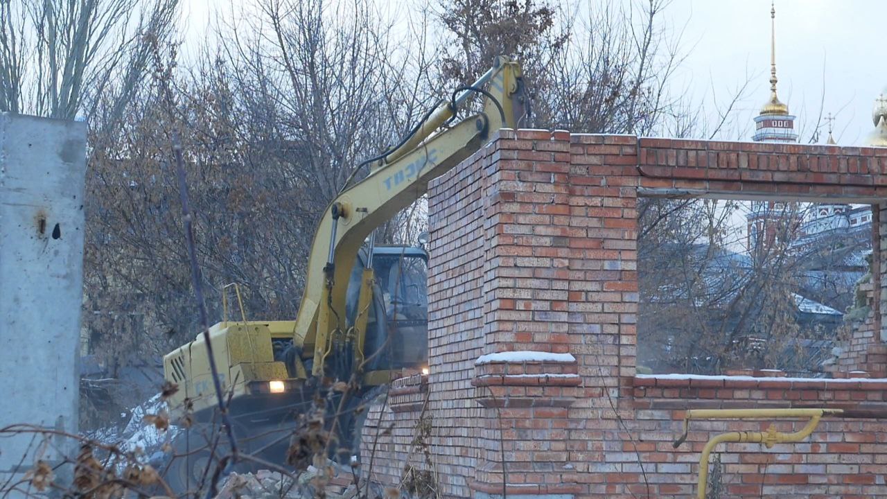 В районе Славянской площади сносят ветхие дома для строительства транспортных развязок